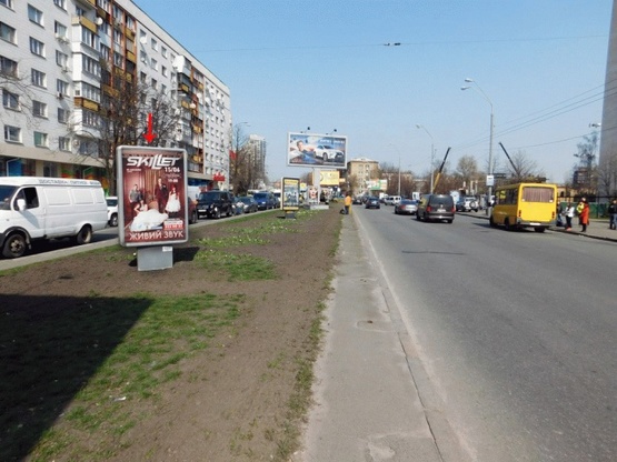 Фото рекламной плоскости по адресу Кутузова ул., на разделителе