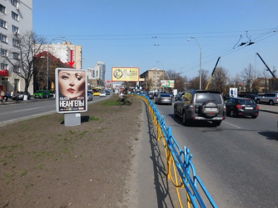 Фото рекламной плоскости по адресу Кутузова ул., на разделителе