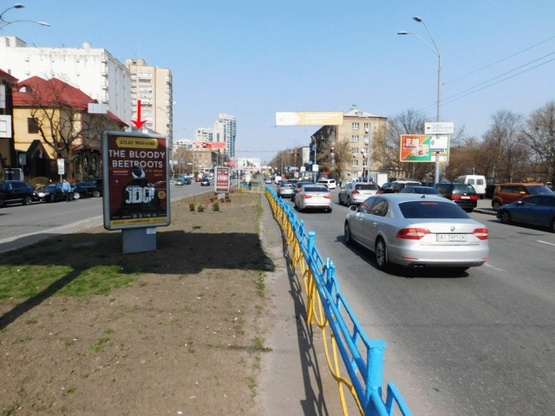 Фото рекламной плоскости по адресу Кутузова ул., на разделителе