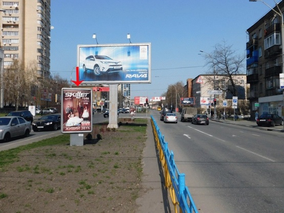 Фото рекламной плоскости по адресу Кутузова ул., на разделителе