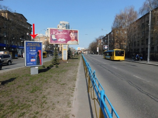 Фото рекламной плоскости по адресу Кутузова ул., на разделителе