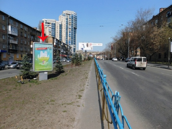 Фото рекламной плоскости по адресу Кутузова ул., на разделителе