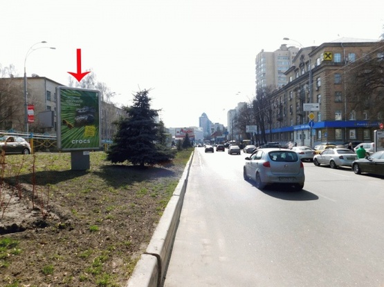 Фото рекламной плоскости по адресу Кутузова ул., на разделителе