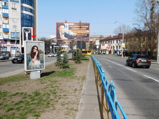 Фото рекламной плоскости по адресу Кутузова ул., на разделителе