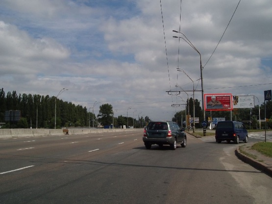 Фото рекламної площини за адресою Одесская площадь / пр.Глушкова(возле моста,слева)