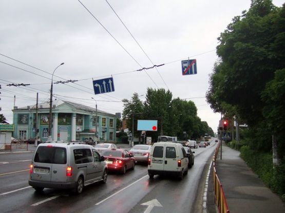 Фото рекламной плоскости по адресу перехрестя вул.Кам'янецька - вул.Купріна (Ружичнянський універмаг). неподалік: ТЦ "Ружичнянський", скупчення МАФів, зупинки, суд (від центру)