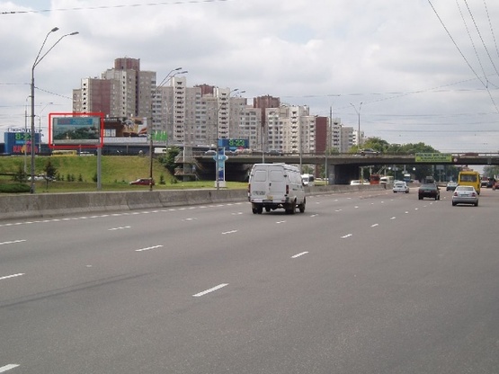 Фото рекламной плоскости по адресу Одесская площадь / пр.Глушкова(возле моста,слева)