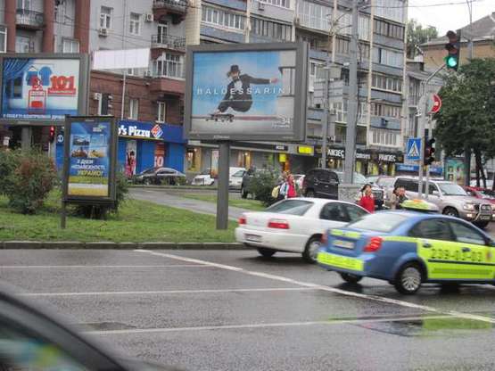 Фото рекламной плоскости по адресу Басейна вул. - Еспланадна вул., (конструкція зліва) (№3 - в напр. бульв.Лесі Українки)