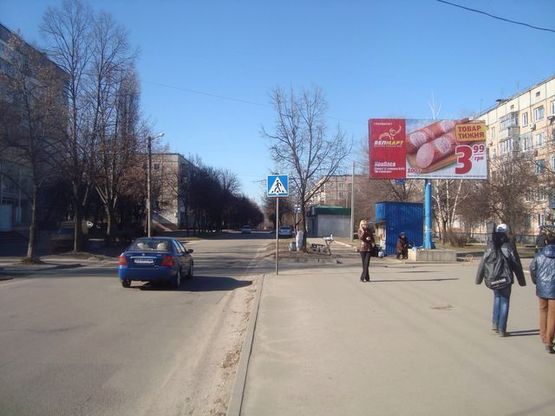 Фото рекламной плоскости по адресу Пацаева 5 ул. Фирменный магазин "Ятрань"