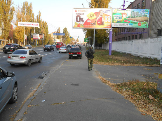 Фото рекламной плоскости по адресу ул.О.Телиги,2 на светофоре (направл.на Петровку) правый