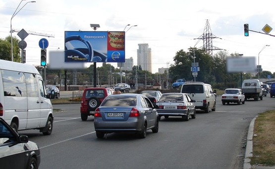 Фото рекламной плоскости по адресу Саперно-Слободская 8 (раздел) на пр.Бажана (первый от Московс)
