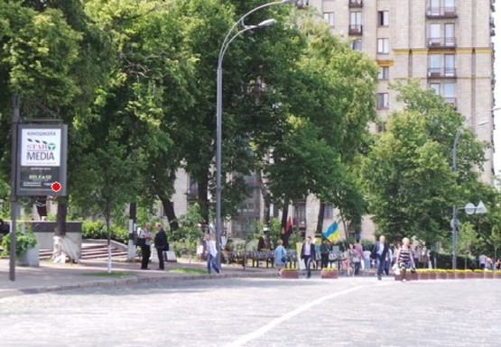 Фото рекламної площини за адресою Институтская ул., возле метро "Хрещатик" (справа)