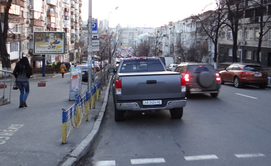 Фото рекламной плоскости по адресу Владимирская/Саксаганского (А2) - на ул.Жилянская СКРОЛЛЕР