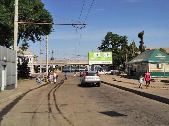 Фото рекламной плоскости по адресу Железнодорожников ул., 17 - Башкирская ул. (ЖД Вокзал ст. "Кривой Рог - Главный", конечная МТС)
