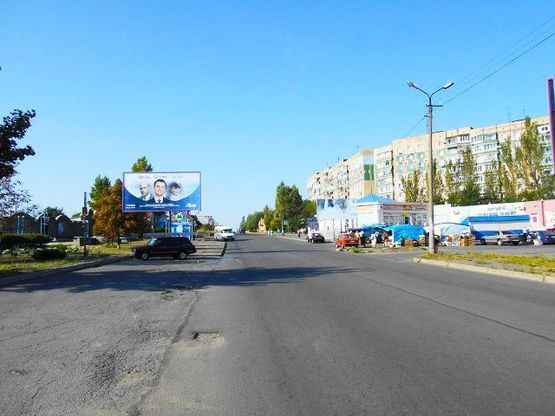 Фото рекламной плоскости по адресу мкр. Солнечный, 30а (ТЦ "Солнечный", ст. СТ "Октябрьская"), дв-е к Космонавтов ул.