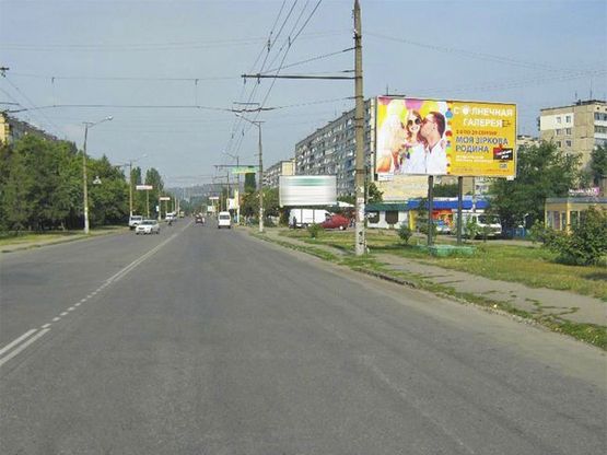 Фото рекламной плоскости по адресу мкр. 7-й Заречный , Соколовская ул., 7 (рынок, "АТБ"), дв-е к Крессовской дамбе