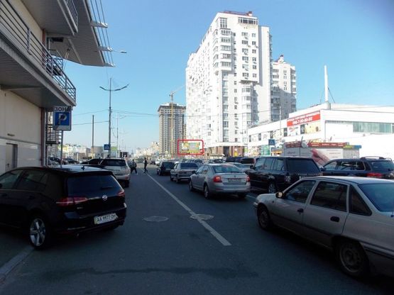 Фото рекламной плоскости по адресу Оболонский просп. 22В, возле супермаркета "Varus"(минская площадь,м.Минская)