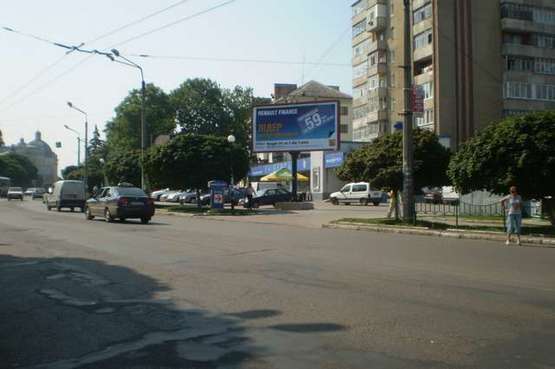 Фото рекламной плоскости по адресу Привокзальна вул. - Вовчинецька вул. (мегамаркет "Фаворит")