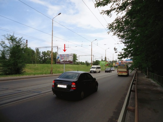 Фото рекламной плоскости по адресу Мануйловский пр-т, въезд на Амурский мост, из центра
