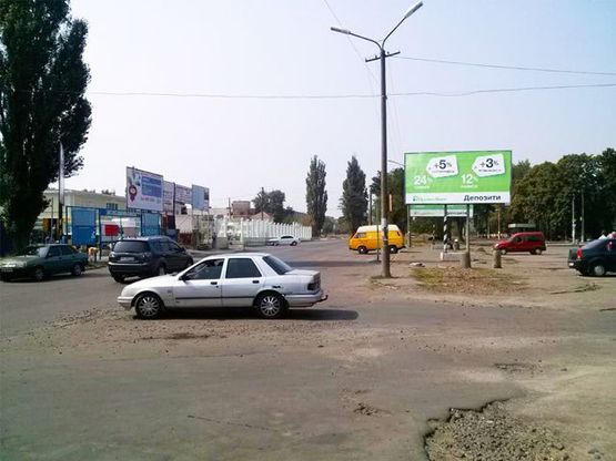 Фото рекламной плоскости по адресу Горняков ул., 38, мкр. Ингулец (автовокзал, рынок) за поворотом
