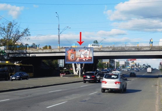 Фото рекламной плоскости по адресу Броварской просп, /ул. Строителей, под мостом, из центра