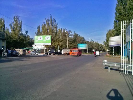 Фото рекламної площини за адресою Горняков ул., 38, мкр. Ингулец (автовокзал, рынок) за поворотом