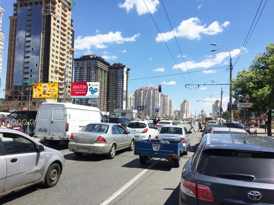 Фото рекламной плоскости по адресу Маршала Тимошенко ул., 21к12, м. Минская, рынок Явир-95, Дрим-Таун, Дрим-Исландс, Остановка общественного транспорта, пешеходный переход