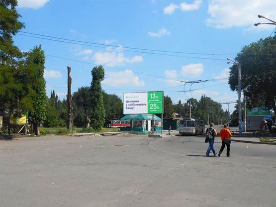 Фото рекламної площини за адресою Железнодорожников ул., 17 - Башкирская ул.(ЖД Вокзал ст. "Кривой Рог - Главный", конечная МТС)