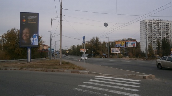 Фото рекламной плоскости по адресу Воссоединения просп. / мост Патона (сьезд на Русановскую набережную)