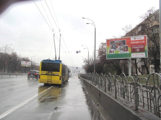 Фото рекламной плоскости по адресу Дружбы Народов бул., 11, (Медичний Центр "Столиця", УкрСибБанк, Новая почта №45), в направ. Московской пл.