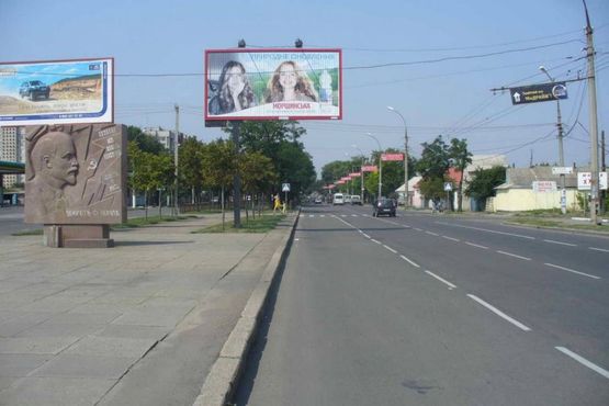 Фото рекламної площини за адресою Леніна просп. - Луначарського вул., (№1) (призма)