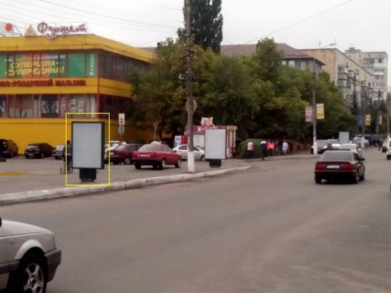 Фото рекламної площини за адресою ул. Грушевского,17 центральная площадь