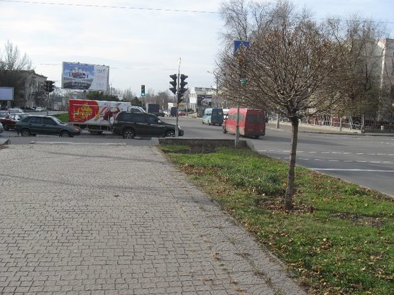 Фото рекламной плоскости по адресу пр.Металургів -вул.Б.Хмельницького, напрямок руху від пр.Леніна (призматрон)
