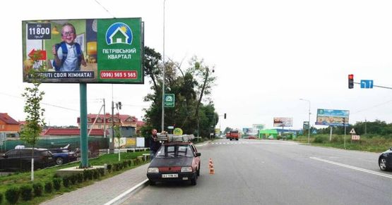 Фото рекламной плоскости по адресу Святопетрівське, напротив Петровского Квартала, возле светофоров и остановки