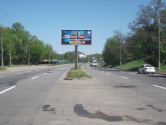 Фото рекламной плоскости по адресу ул. Киевская (Водоканал) разделитель 2 выезд