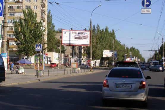 Фото рекламної площини за адресою Миру просп. - Будівельників вул., (№2) (призма)