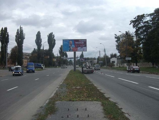Фото рекламной плоскости по адресу ул. Киевская (Водоканал) разделитель 4 въезд