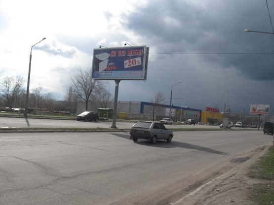 Фото рекламной плоскости по адресу Набережна магістраль – вул.Крива Бухта, "Сіті мол", напрямок руху до порту (призматрон)