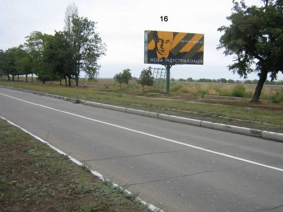 Фото рекламної площини за адресою г.Южный, Разделительная полоса от светофора,заправка, справа