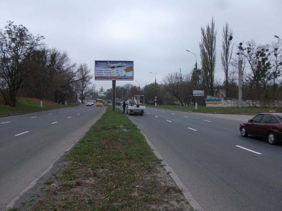 Фото рекламной плоскости по адресу ул. Киевская (Водоканал) разделитель 2 въезд