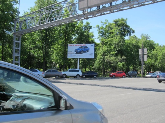 Фото рекламной плоскости по адресу Бандери С. просп. (концерт-холл FREEDOM, БЦ "Форум Парк Плаза", Надра Банк, Альфа Банк, в направ. ул. С.Скляренко)