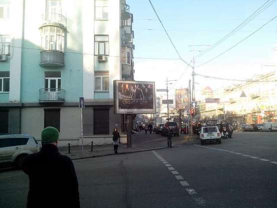 Фото рекламной плоскости по адресу Велика Васильківська вул., 84 - Ділова вул., (магазин "Rich") (№5)