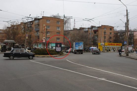 Фото рекламной плоскости по адресу Вул. Небесної сотні (Леніна)/ Вул. Мира  (розподільча смуга)