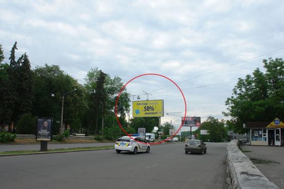 Фото рекламной плоскости по адресу вул. Небесної сотні (Леніна) (розподільча смуга) (призматрон)