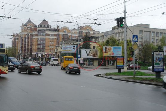 Фото рекламной плоскости по адресу вул. Соборності (Жовтнева) / Майдан Незалежності (призматрон)