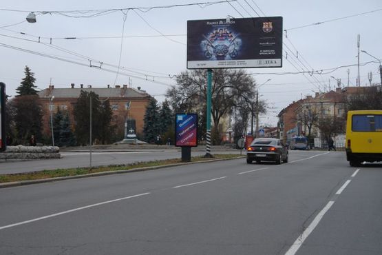 Фото рекламной плоскости по адресу Вул. Небесної сотні (Леніна) (розподільча смуга)