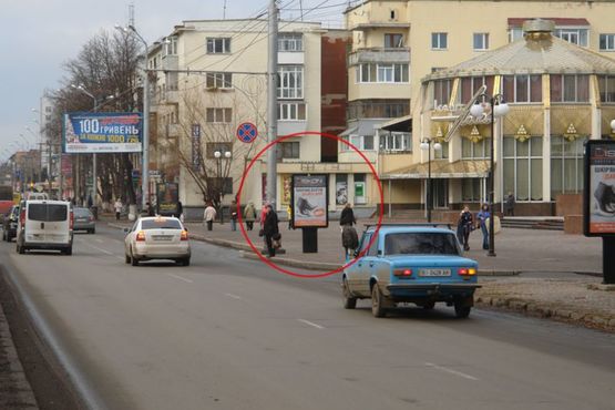 Фото рекламной плоскости по адресу вул. Соборності (Жовтнева), 58(центр дозвілля "Листопад")