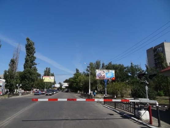 Фото рекламной плоскости по адресу просп. Богоявленский, 332 - перед ж/д переездом