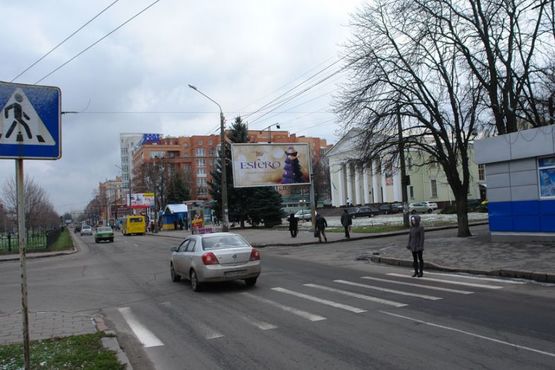 Фото рекламной плоскости по адресу вул. Соборності (Жовтнева),69 (зуп. «Будинок Молоді») (призматрон)
