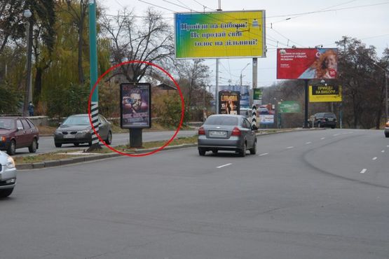 Фото рекламної площини за адресою Вул. Небесної сотні (Леніна) (розподільча смуга)